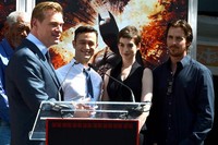 Tidak sendiri, Anne menghadiri Hand and Footprint Ceremony untuk Christopher Nolan di Graumans Chinese Theatre, Hollywood, California pada Sabtu (7/7/2012) bersama Joseph Gordon-Levitt dan Christian Bale. Frazer Harrison/Getty Images.