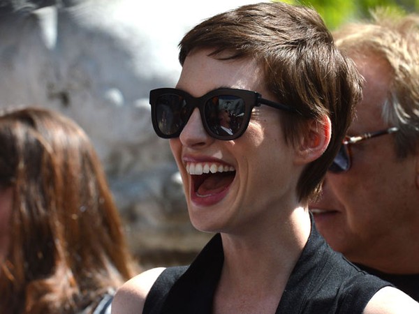 Wajah Sumringah Anne Hathaway