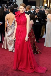Dibalut gaun merah, Emma tampak sangat anggun saat 84th Annual Academy Awards di Hollywood & Highland Center, Hollywood, California. Michael Buckner/Getty Images.