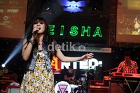 Band asal Pekanbaru itu membawakan sejumlah lagu hitsnya seperti Cukup Tak Lagi, dan lain-lain. Herianto Batubara/detikHot.