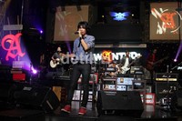 Dharma sang juara kedua ajang tersebut mendapat sambutan meriah saat menyanyikan lagu Randevu dan Lara. Herianto Batubara/detikHot.