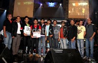 Band asal Yogyakarta itu berfoto bersama para dewan juri dan penyelenggara. Herianto Batubara/detikHot.
