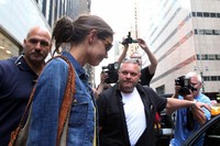 Katie pun masih bungkam tentang perceraiannya dengan Tom Cruise. Mehdi Taamallah/AFP.