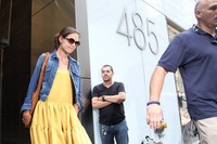Wajah tegar Katie saat meninggalkan kantor pengacaranya di New York. Mehdi Taamallah/AFP.