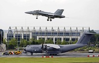 Airbus A400M mendarat di pameran tersebut. Dalam 10 tahun terakhir, persaingan Boeing dan Airbus semakin ketat. REUTERS/Luke MacGregor.