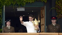Petenis Swiss Roger Federer menjadi juara Wimbledon 2012. Reuters/Dylan Martinez.