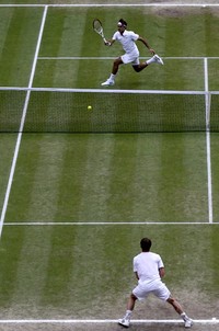 Final antara Roger Federer melawan Andy Murray digelar di Inggris, Minggu (8/7/2012) malam WIB. Reuters/Paul Gilham.