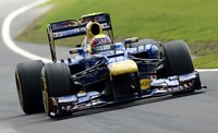Pada lap ke-48, Webber berhasil mengalahkan Alonso di sebuah tikungan, dan berhasil mempertahankan posisinya itu sampai menyentuh garis finish. Reuters/Paul Hackett.
