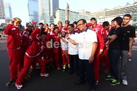 Atlet DKI Jakarta menyapa masyarakat di kawasan Bundaran Hotel Indonesia, Jakarta.