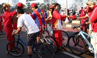 Mereka juga membagikan topi kepada masyarakat yang melintas di Bundaran Hotel Indonesia.