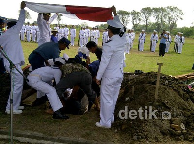 Jenazah Mayor Laut Eko Idang Prabowo Dimakamkan