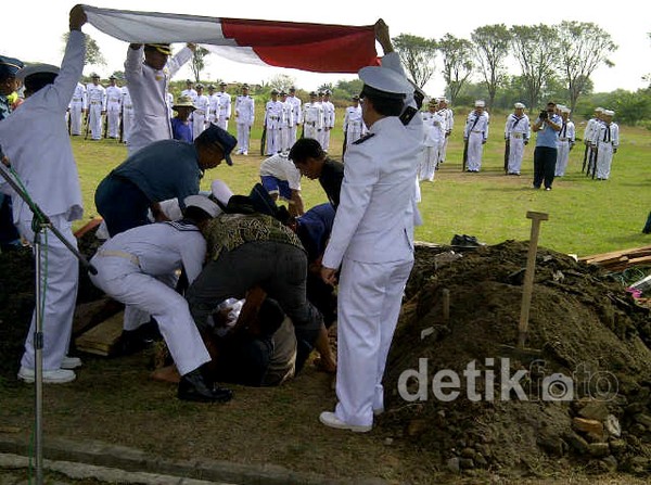 Jenazah Mayor Laut Eko Idang Prabowo Dimakamkan
