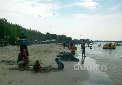 Puncak Liburan, Pantai Delegan Ramai Pengunjung