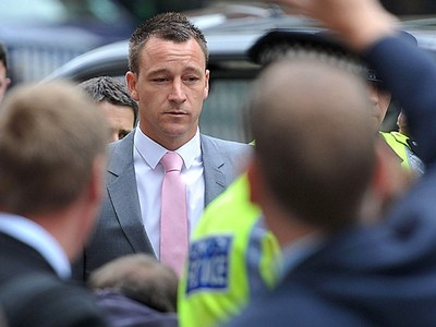 Berdasi Pink, John Terry Diadili Kasus Rasisme
