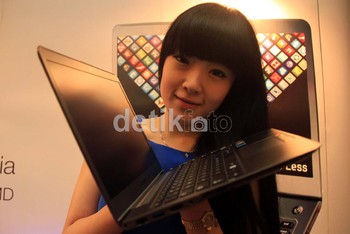 Berat Notebook ini 1,5 kg dengan HDD dan ketipisan 14.9-17,6 mm.