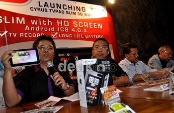 (Ki-ka) Chief Marketing Officer PT Mitra Komunikasi Nusantara Budiastro, Direktur Utama PT Mitra Komunikasi Nusantara Nino Pohan, Direktur Bisnis & Development PT Mitra Komunikasi Nusantara Redy Sopyadi dan Head of Device Sales Management Division Telkomsel Heru Sutendro menjelaskan produk tablet Cyrus TVPad Slim 3G Wifi.