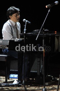 Dalam konser ini Yovie Widianto tampil bernyanyi.