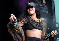 Rihanna tampil enerjik di Barclaycard Wireless Festival. Danny Martindale/Getty Images.