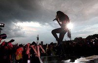 Penampilan enerjik Rihanna di Barclaycard Wireless Festival pada Minggu (8/7/2012) di Hyde Park, London, Inggris. Danny Martindale/Getty Images.
