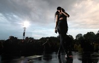 Selain We Found Love, Rihanna juga menyanyikan lagu Man Down, Whats My Name, Dont Stop The Music, dan hits-hits lainnya. Danny Martindale/Getty Images.