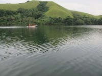 Rescue boat melintasi pinggiran Danau Sentani (Sastri/ detikTravel)