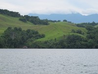 Pegunungan Cyclops berperan sebagai ayah. Ia menjadi pagar yang mengelilingi Danau Sentani, menjadi batas alam berparas tampan (Sastri/ detikTravel)