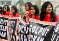 Mereka menilai golput sebagai pilihan yang tidak tepat karena mengingkari demokrasi.