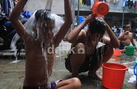 Ada 2 penampungan air sebesar 1x2 meter dengan kedalaman 2 meter ini untuk memenuhi sekitar 80 KK diblok A, setiap sore warga harus bergantian antri mengambil air.
