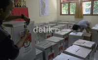 Petugas pemungutan suara mengunci kotak suara sebelum dikirim ke TPS-TPS di Kelurahan Kebagusan, Jakarta Selatan, Selasa (10/7/2012). Ramses/detikcom.