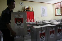Sehari menjelang pemilihan, semuah logistik pilkada dipatikan telah terdistribusikan ke TPS-TPS. Ramses/detikcom.