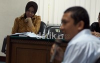 Wa Ode Nurhayati mendengarkan keterangan saksi Haris Surahman saat sidang lanjutan di Pengadilan Tipikor, Jakarta, Selasa (10/7/2012). Ramses/detikcom.