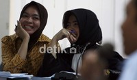 Wa Ode sempat ditegur oleh hakim karena tertawa saat mendengarkan keterangan saksi. Ramses/detikcom.