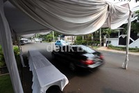 TPS tersebut baru berdiri tenda putihnya saja dengan ukuran masing-masing kurang lebih 10x5 meter.