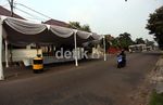 TPS di Pondok Indah Makan Separuh Badan Jalan