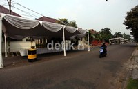 Belum tampak penutupan jalan tersebut. Salain itu kotak dan bilik suara juga belum terlihat.