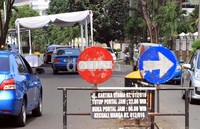 Jalan tersebut masih bisa dilalui kendaraan, seperti terlihat pada gambar.