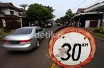 TPS di Pondok Indah Makan Separuh Badan Jalan