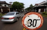 Sepanjang jalan Kartika Utama, sudah terdapat 7 TPS yang akan digunakan untuk pemungutan suara Pilkada DKI Jakarta, Rabu (11/7).