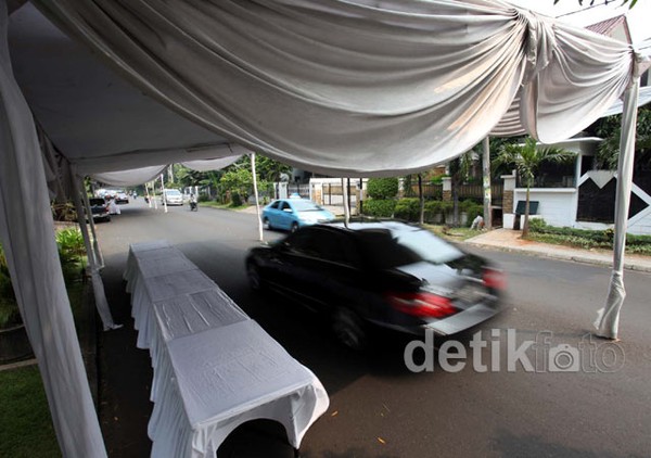 TPS di Pondok Indah Makan Separuh Badan Jalan
