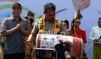 Gubernur Sulsel Syahrul Yasin Limpo menabuh gendang tanda diresmikannya slogan Visit South Sulawesi 2012 The Most Natural Asia, didampingi CEO Bosowa Erwin Aksa. Muhammad Nur Abdurrahman/detikcom.