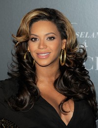 Dengan sentuhan warna yang lebih gelap di bagian bawah dan lebih terang di bagian atas rambut, Beyonce tampak anggun saat menghadiri Live at Roseland: The Elements of 4 di Paris Theatre, New York pada 20 November 2011. Jemal Countess/Getty Images.