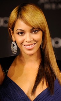 Bosan dengan gaya rambut yang keriting atau ombak? Beyonce tidak takut untuk meluruskan rambutnya dalam acara peluncuran parfumnya Heat pada 3 Februari 2010 di Macys Herald Square, New York. Jemal Countess/Getty Images.