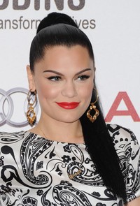 Jessie J tampil fresh dengan bibir merahnya. Stuart Wilson/Getty Images.