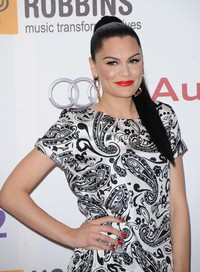 Bibir dan kuku merah menyala Jessie J. Stuart Wilson/Getty Images.