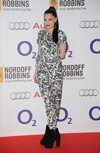 Baju yang bernuansa hitam-putih itu terlihat serasi dengan bibir merah menyalanya. Stuart Wilson/Getty Images.