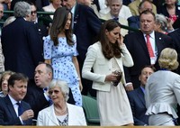 Kate dan Pippa Middleton menghadiri pertandingan final Wimbledon di London, Inggris pada Minggu (8/7/2012). REUTERS/Toby Melville.