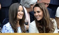 Kate dan Pippa terlihat sangat akrab. REUTERS/Toby Melville.