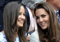 Pippa terlihat mengenakan dress bernuansa biru bermotif dan Kate memakai dress putih polos. REUTERS/Toby Melville.