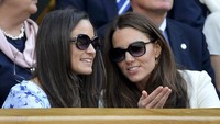Kate dan Pippa kompak memakai kaca mata hitam. REUTERS/Toby Melville.