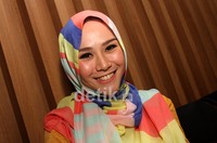 Syuting justru lebih padat di bulan puasa. Mas Hanung juga kebetulan lagi sibuk syuting film Habibie di Yogyakarta, ujar Zaskia. Gusmun/detikHot.